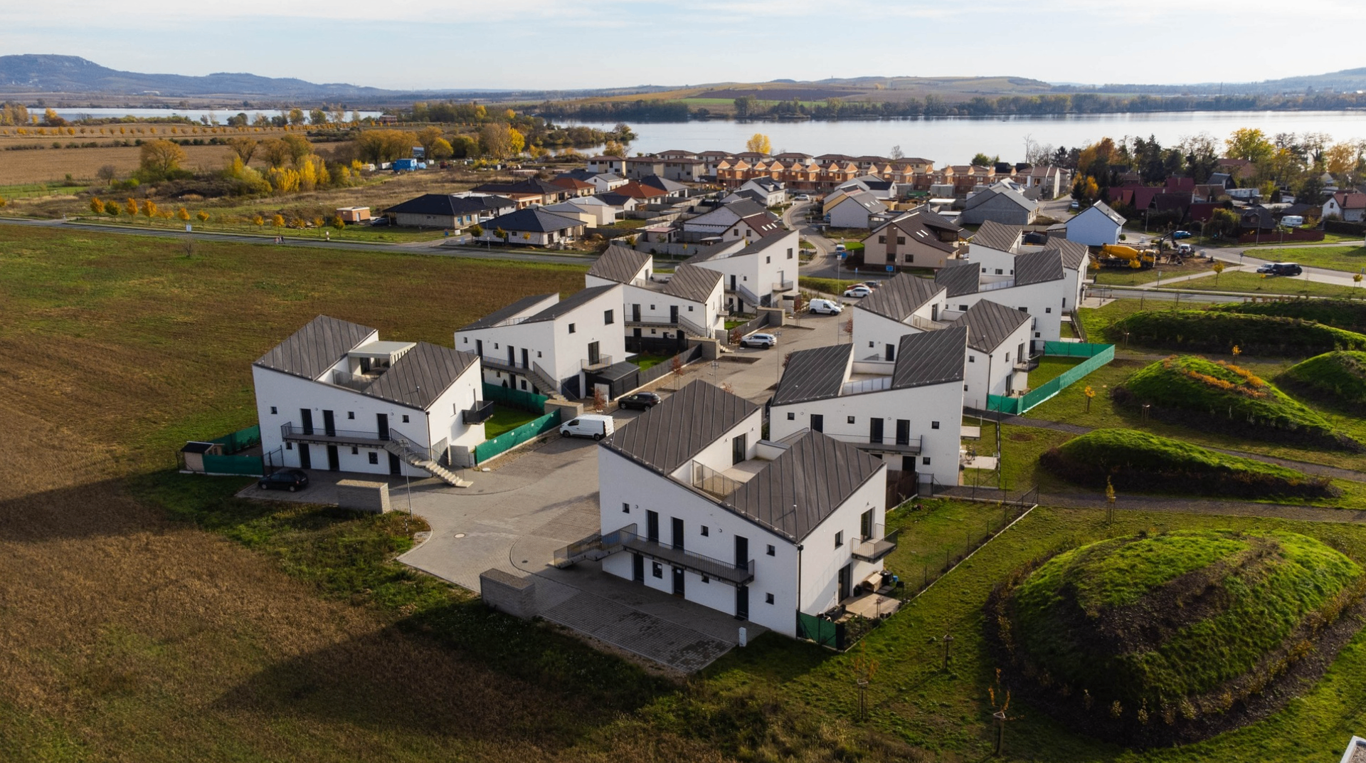 Letecký pohled na areál apartmánů a okolí