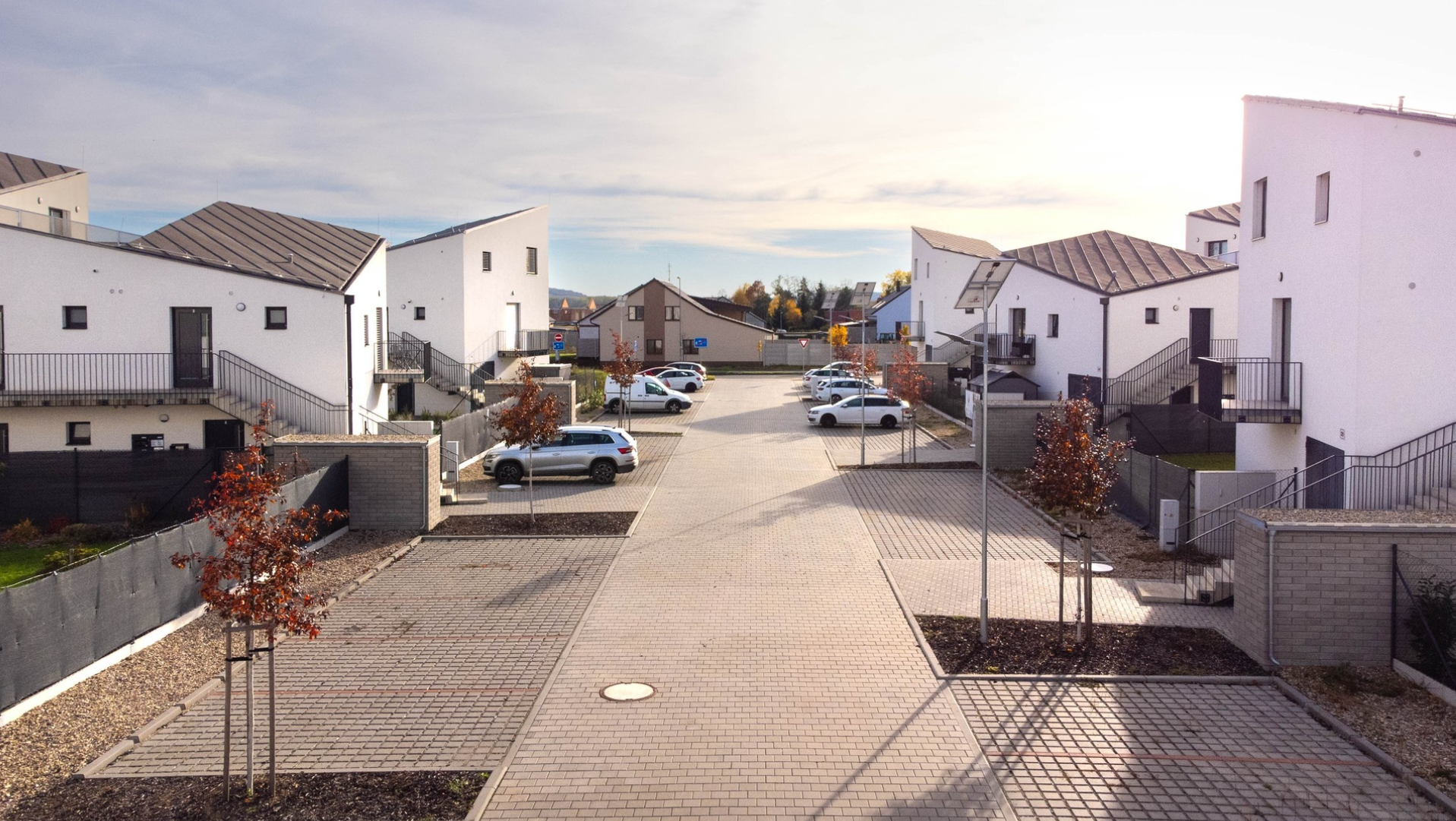 Ulice a parkování v areálu apartmánů