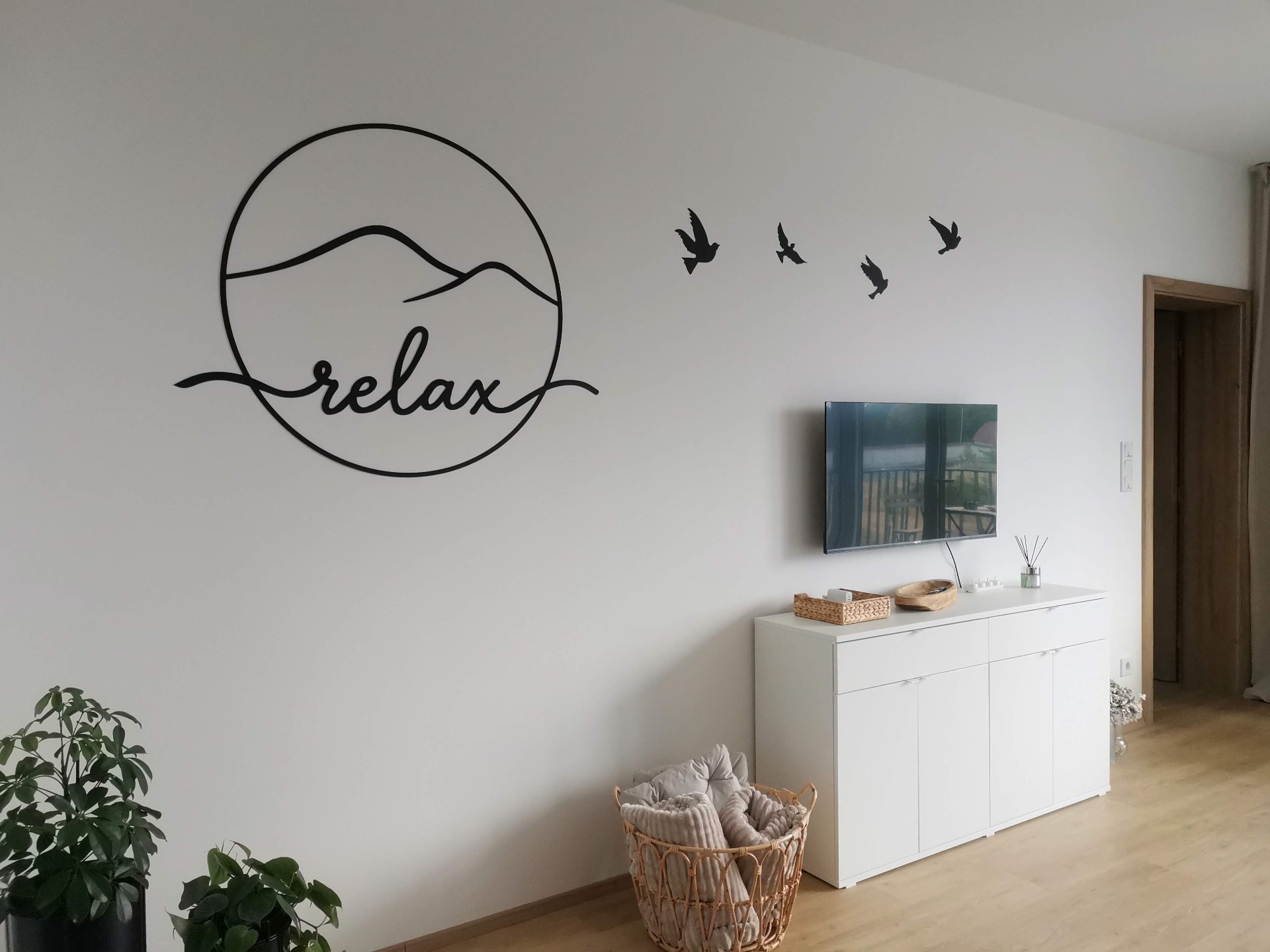 Obývací pokoj s dekorací ReLax a TV